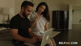 Slutty μελαχρινή χρειάζεται ένα μεγάλο πέος να τεντώσει το μουνί της