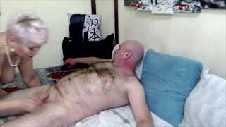 Depraved matura rusa putino AimeeParadise diligente sucks dick al ŝia amata edzo ...