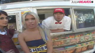 Ice cream sælger gør trekantsex fuck i hans ice cream van