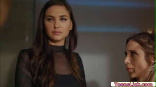 ���ಾರ್ಲೆಟ್ ಸ್ಟೋಕ್ಲಿ ತನ್ನ ಅಗತ್ಯಗಳನ್ನು ಪೂರೈಸುತ್ತಾಳೆ ಮತ್ತು ಅವಳು ಸಿಲ್ವಿಯಾ ಸೈಗೆ ಸಹ ಸಹಾಯ ಮಾಡುತ್ತಾಳೆ