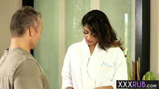 Sexy babe Sophia Leone belaunikatu eta irentsi dick ondoren masaje