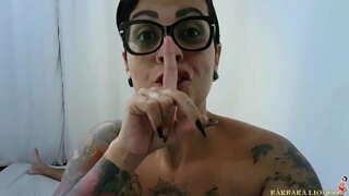 Virino vekiĝas supren en la gazetaro kaj ĝi finiĝas supren kun la lakto gutas malsupren la flanko