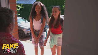 Faux Auberge Trio Chaud avec des Nichons Parfaits Stacey Cruz et Romy Indy