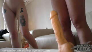 Juda katta qanchalik katta ko&#039;rish uchun turli dildos harakat hazing chicks