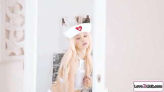 Väikesed tissid blond kleidid üles nagu õde jaoks roleplay.Ta hoolitseb tema busty gf ja lakub ja sõrmed tema vitt.Ta facesits teda kui shes ääristatud