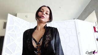 Сексуальная брюнетка глубоко заглатывает большой член и страстно занимается сексом на собачьих позах до кончания в рот