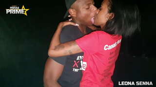 Crnac jede mršava pickica sa njegove velike jarbol