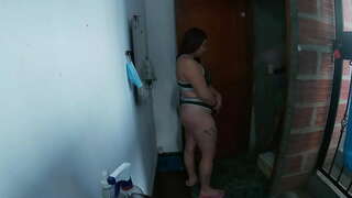 Pozivam mesara da uđem u kuću, i on fucks me, kao сучку, досмотри to do kraja