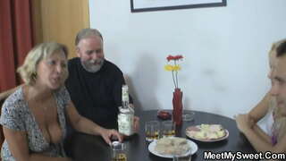 Секс менән шөғөлләнә красотки иҫке йәш парҙарҙы