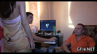 Teen Pretty ferch yn sefyll cŵn ffasiwn