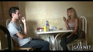 Garçon est assis et regarde Garçon est assis et regarde