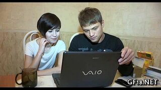 Cute babe zabaltzen ditu, hankak