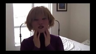 ť�人把一个女的面罩起，与一个假阳具