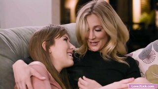 Stepmom es cul de digitació i de genolls per fillastra