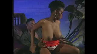 Negru linge păsărică păros abanos gagica si o fute sex stilul cainelui pe scaun