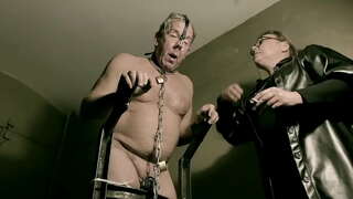 Mastrino de aprilo - Nigra catsuit latex sklavo estis uzita